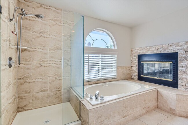 Building Photo - HUGE 5 Bedroom Home In Desert Shores with ...