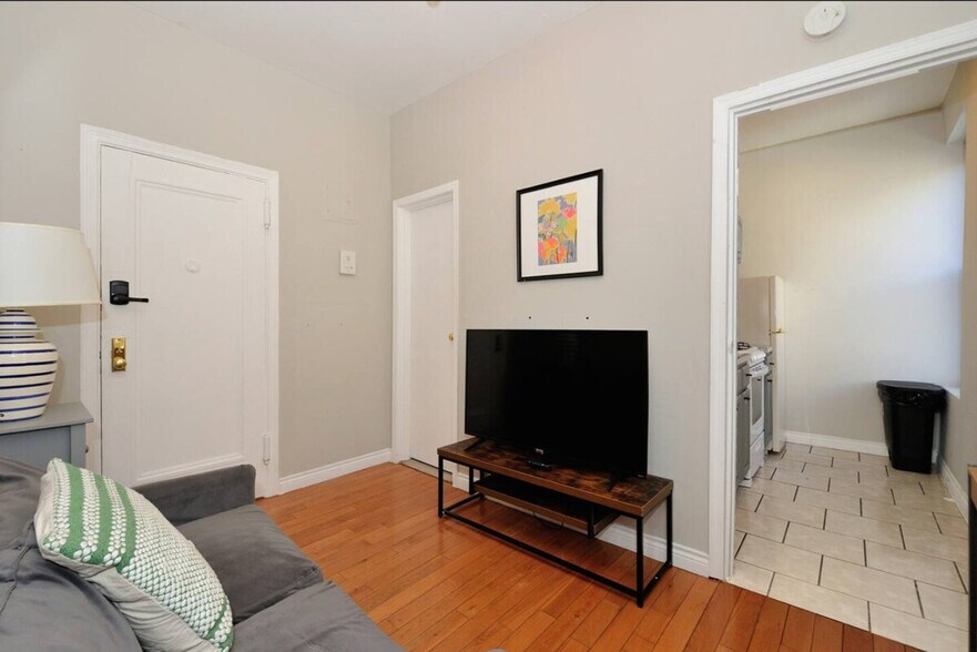 Building Photo - 444 First Ave Loop