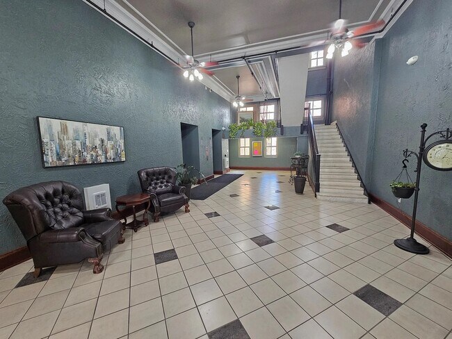 Building Photo - 112 W Washington Blvd