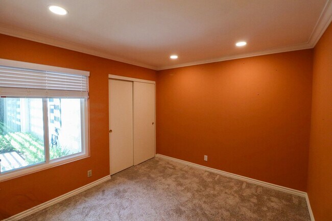 Building Photo - 1050 Pacifica Dr