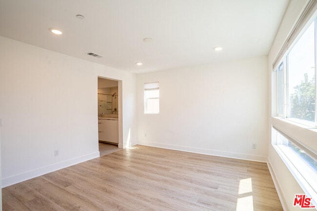 Building Photo - 5257 Bainbridge Pl