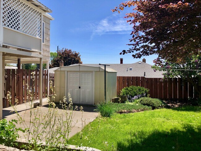 Building Photo - Charming North Hill Home with Beautiful Landscaping and Water Included!