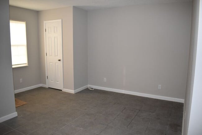 Building Photo - Cozy & Convenient 1-Bed Unit | Centrally Located Near Bases & Parks