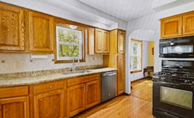Building Photo - 3 Bedroom / 3.5 Bath House in Peoria