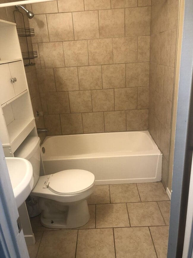 Building Photo - 2 bedroom + 2 Living Rooms and Utility Room