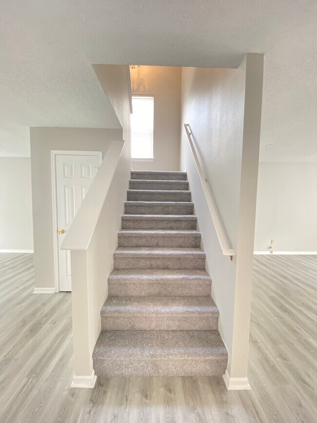 Building Photo - 5843 Amber Ln