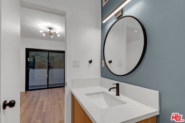 Building Photo - 950 Havenhurst Dr