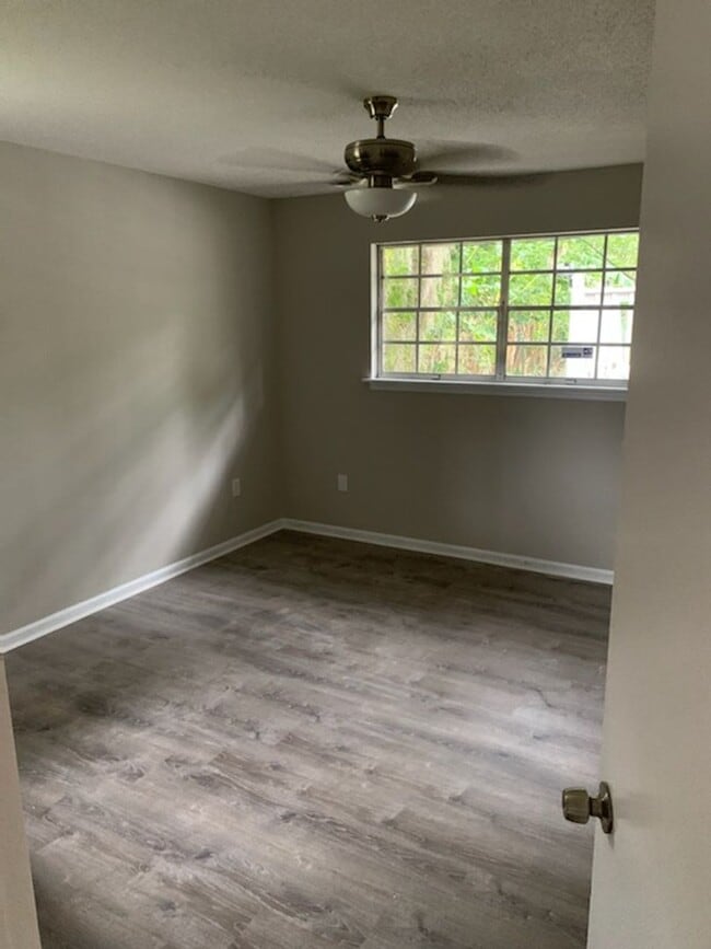 Building Photo - Quiet neighborhood