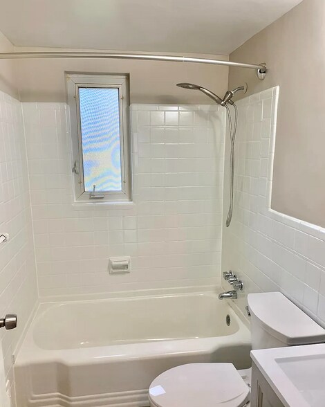 Bathroom Tub - 2615 13th Rd S