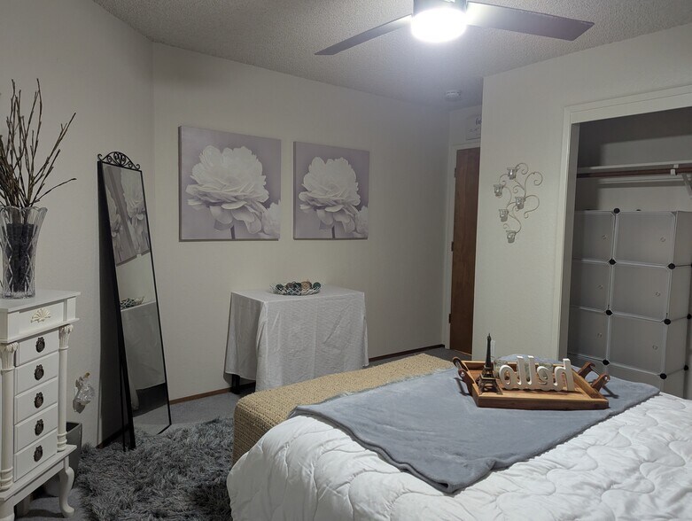 Building Photo - 2337 St Lawrence Ln