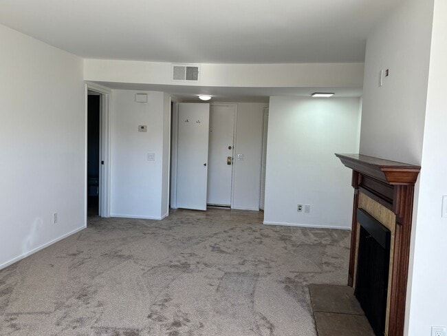 Building Photo - Gorgeous condo with Amazing Views!