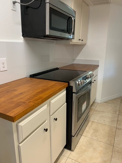 Kitchen - 8020 Braesmain Dr