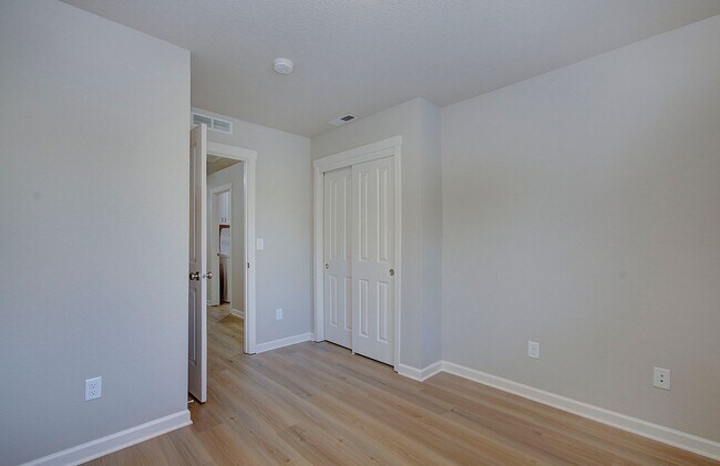 Building Photo - Charming 3 bd 2.5 ba Townhouse - Special! $500 OFF on December Move In!