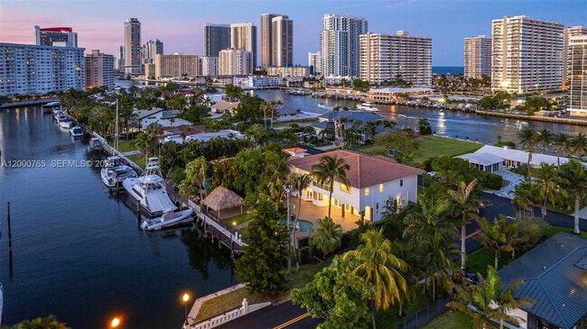 Building Photo - 552 Palm Dr