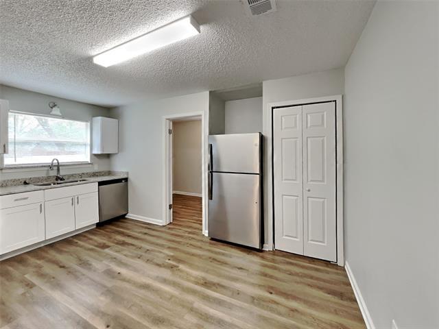 Building Photo - 825 Livingston Dr