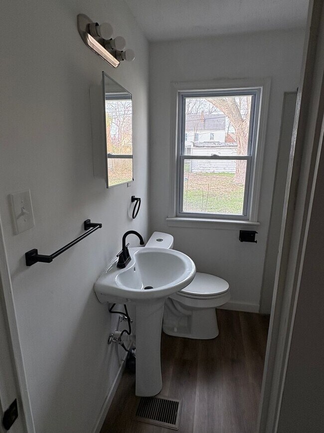 Building Photo - Lee/Harvard 3 Bedroom Single