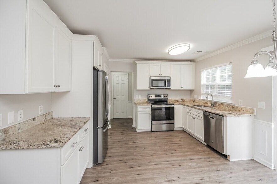 Building Photo - 9307 Bellegarde Dr