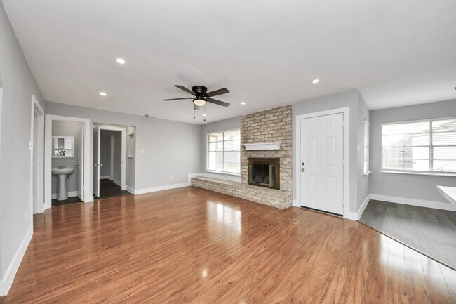 Building Photo - 15423 Ridingwood Dr