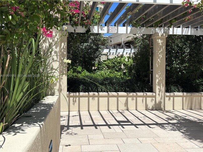 Building Photo - 400 South Pointe Dr