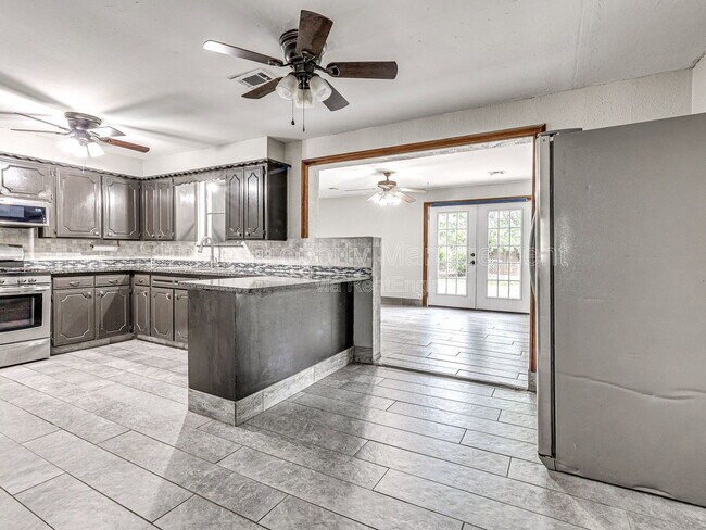 Building Photo - 3305 Neighbors Ln