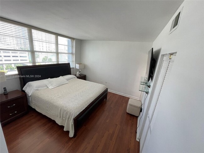 Building Photo - 825 Brickell Bay Dr