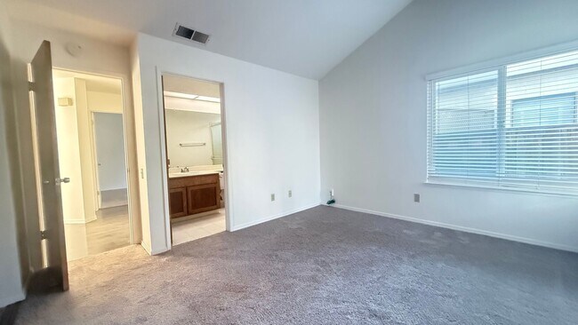 Building Photo - Charming 2 bed 2 bath