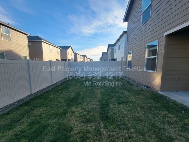 Building Photo - 611 S Zeelar St