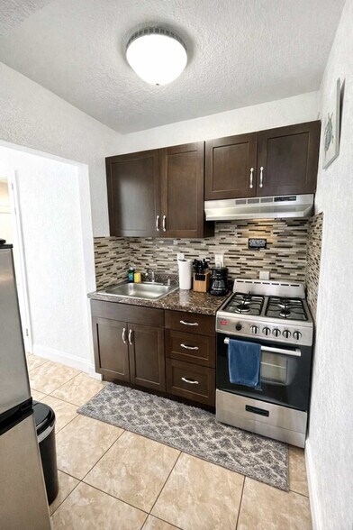 Building Photo - 338 Van Buren St