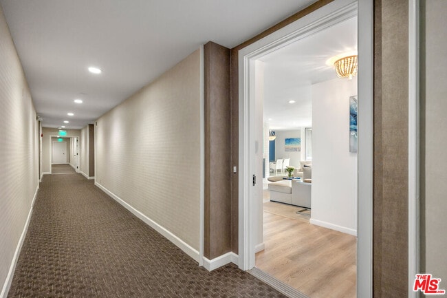 Building Photo - 809 S Bundy Dr