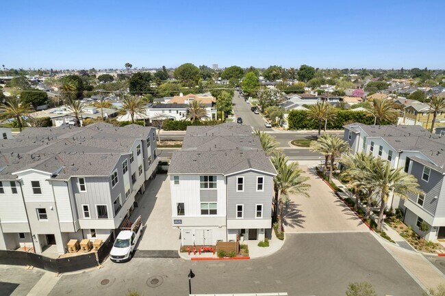 Building Photo - Stylish Tri-Level Townhome in Prime Newpor...