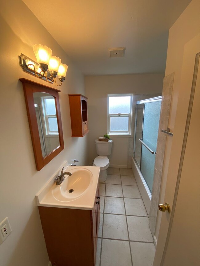 Building Photo - Advent - Low Deposit W/ Laundry & Detached...