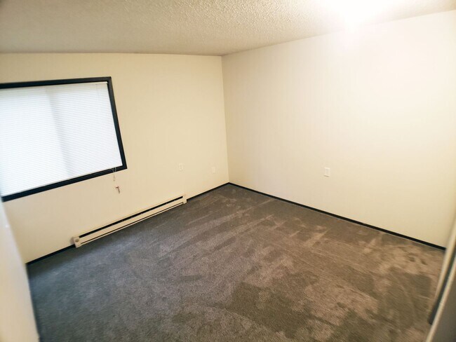 Building Photo - 1 Bedroom Apartment in Lonsdale