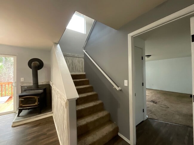 Building Photo - 5 Bedroom Home on 5 Acres!