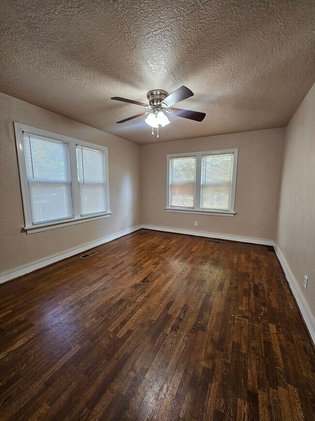 Building Photo - Short-Term Rental - (4) Bed, (3) Bath with (2) Living Areas Avail NOW!
