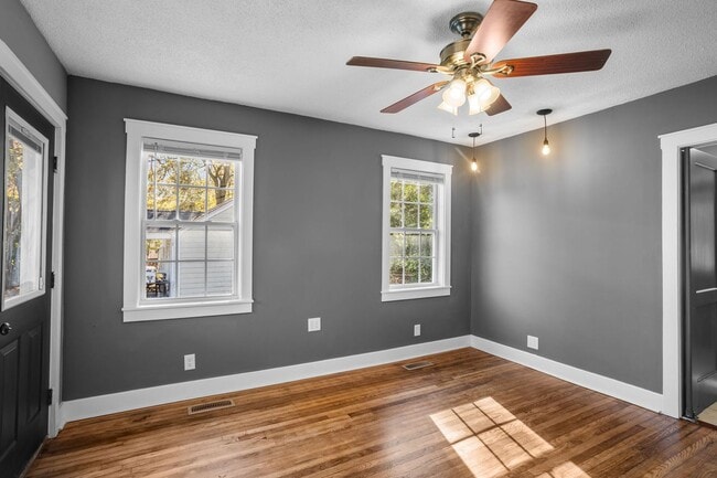 Building Photo - 1 Bedroom 1 Bath Duplex in the Heart of Auburn