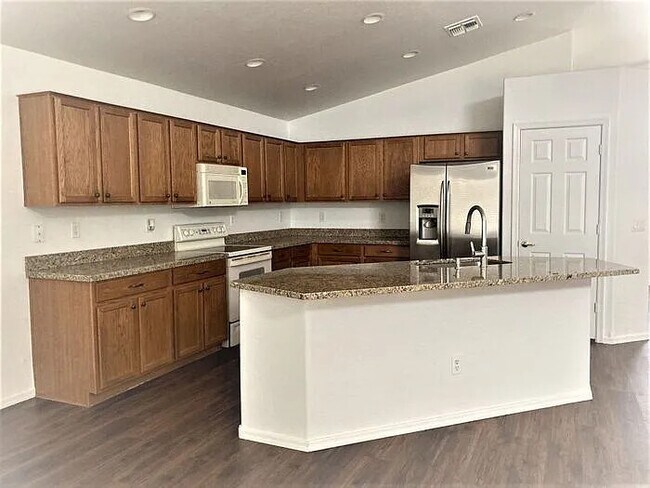 Building Photo - Stunning 3-bedroom 2 bath with SOLAR
