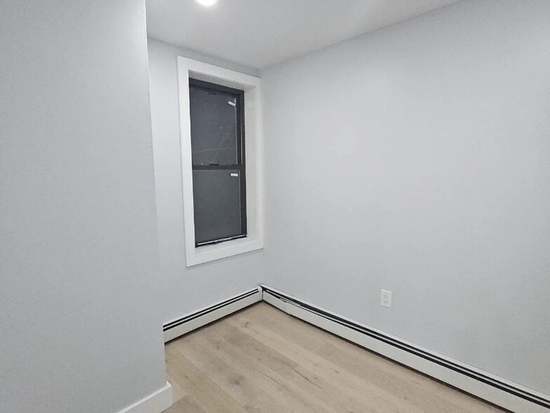 Building Photo - 325 Ave E