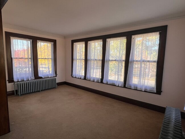 Building Photo - 702 N Raynor Ave