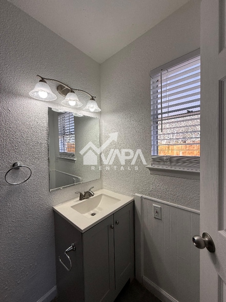 Building Photo - 7223 Glen Haven Dr