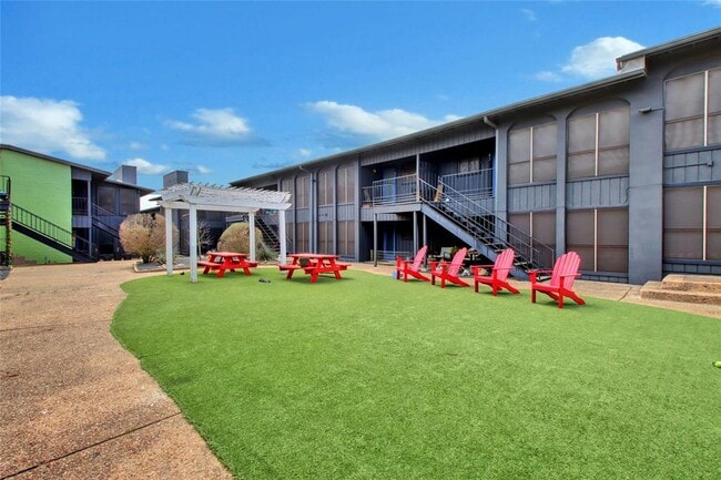 Building Photo - 909 Reinli St