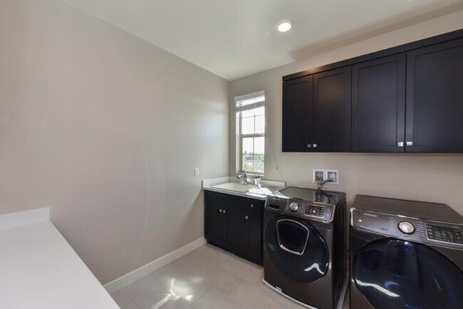 Building Photo - 4bd/4.5ba Single Family House w/ VIEW Gate...