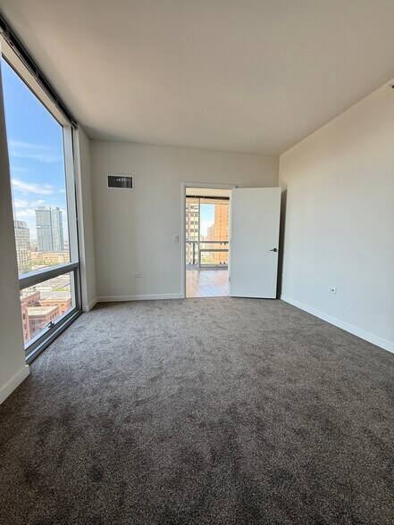 Building Photo - 855 N La Salle Dr