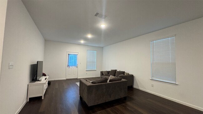 Building Photo - 251 Pine cavern dr