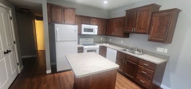 Building Photo - Beautiful 3 Bed Town Home for Rent