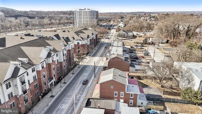 Building Photo - 309 W Elm St
