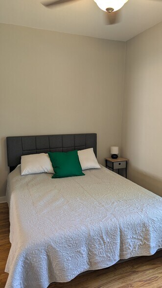 Queen size bed - 4216 Mercier St