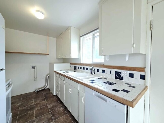 Building Photo - Two Bedrooms & One Bathroom Home $100.00 o...