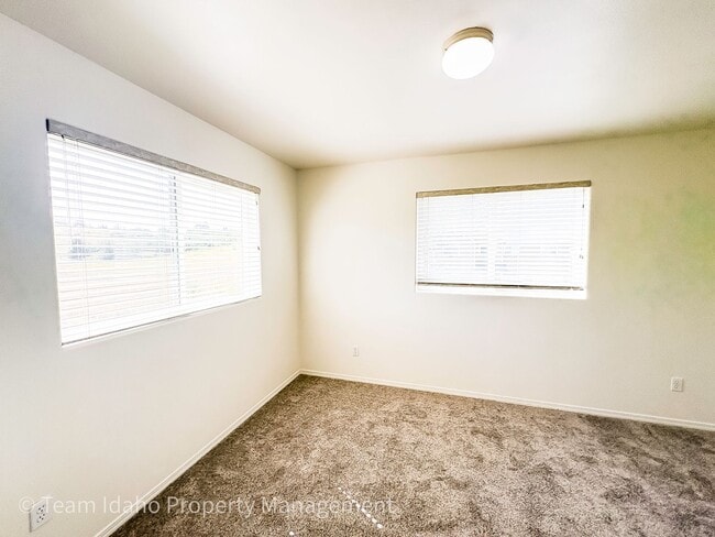 Building Photo - Beautiful 4 bedroom 3 bath townhouse w/att...