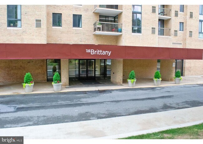 Building Photo - 4500 S Four Mile Run Dr