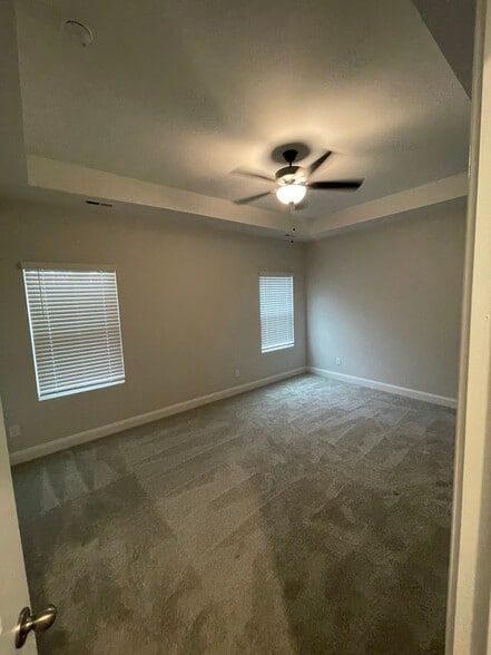 Building Photo - 704 Sutherland Ct